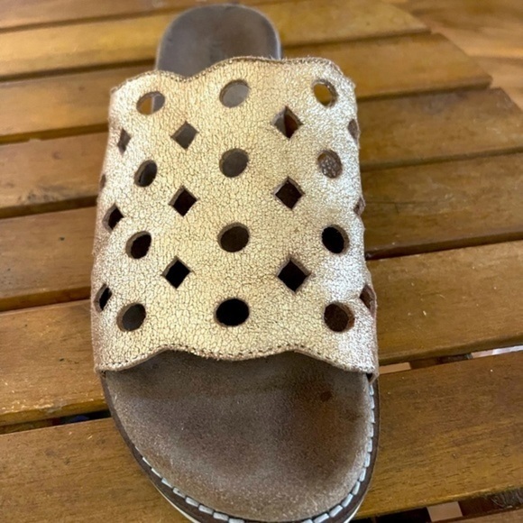 Diba True Fast Trak Slide Sandals in Gold Metallic Leather are a Size 7.5. EUC - Picture 4 of 8